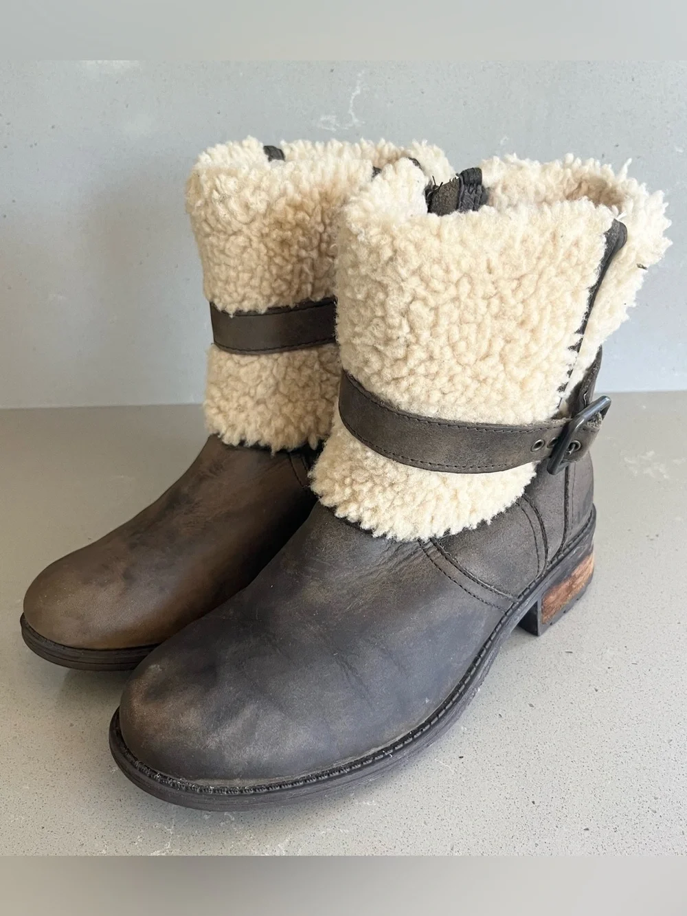 UGG Blayre Winter Ankle Boots Womens Size 6 Dark Olive Leather Sheepskin Cuff